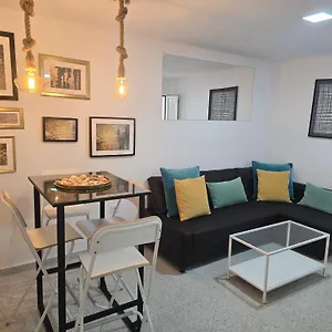 Con Encanto Y Ubicación Perfecta Cádiz
