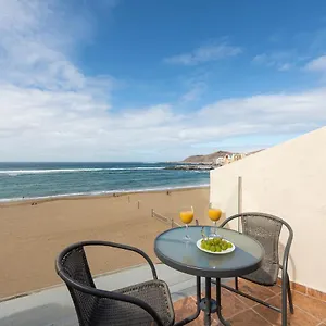 beautiful-beachfront-apartament-in-las-canteras.in-canary-islands.com/